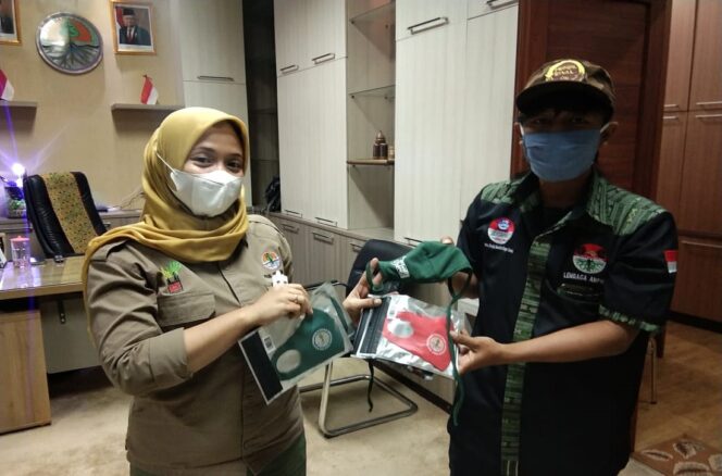 
 Penyerahan Masker dari Lembaga Lingkungan Amphibi 