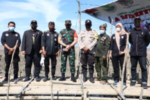 AMPHIBI TANAM MANGROVE DENGAN METODE PENGAMAN BAMBU BELAH DI AREA DEBURAN OMBAK 1 METER LEBIH